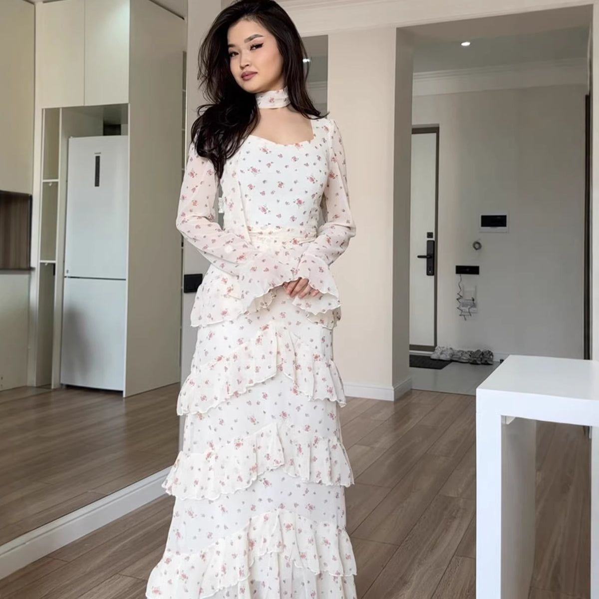 Vestido largo floral de manga larga con cinturón