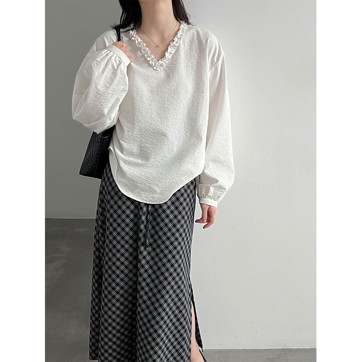 Blusa con escote en V, encaje y manga farol