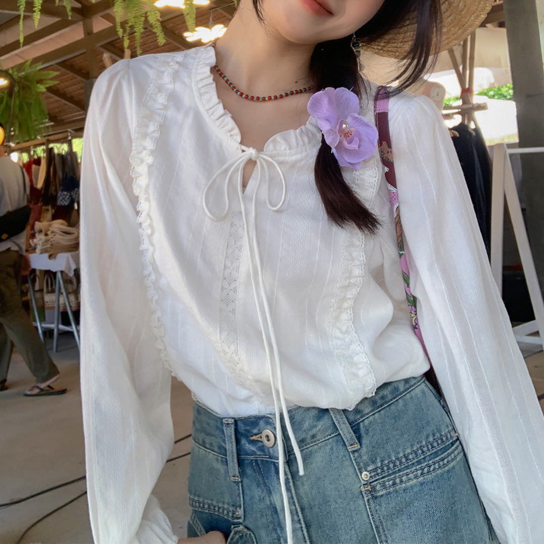 Blusa blanca con cuello de volantes y lazada