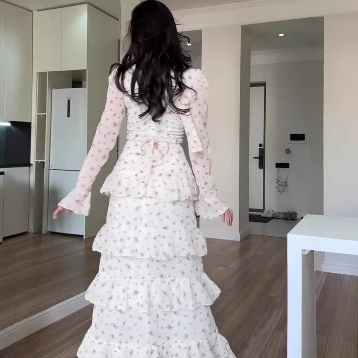 Vestido largo floral de manga larga con cinturón