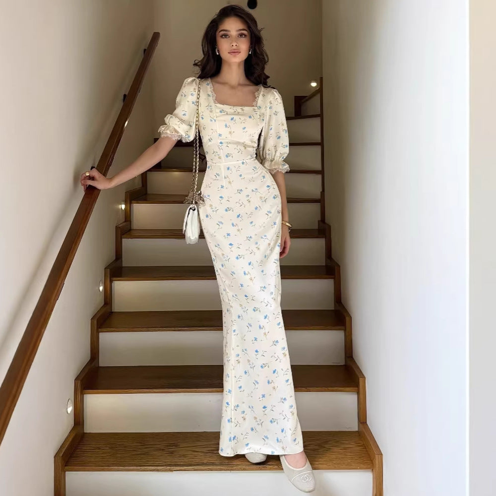 Vestido satinado floral con detalles de encaje