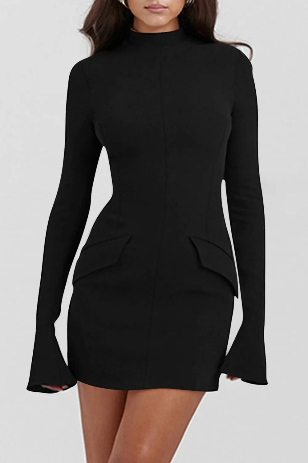 Vestido corto de manga larga con cuello alto