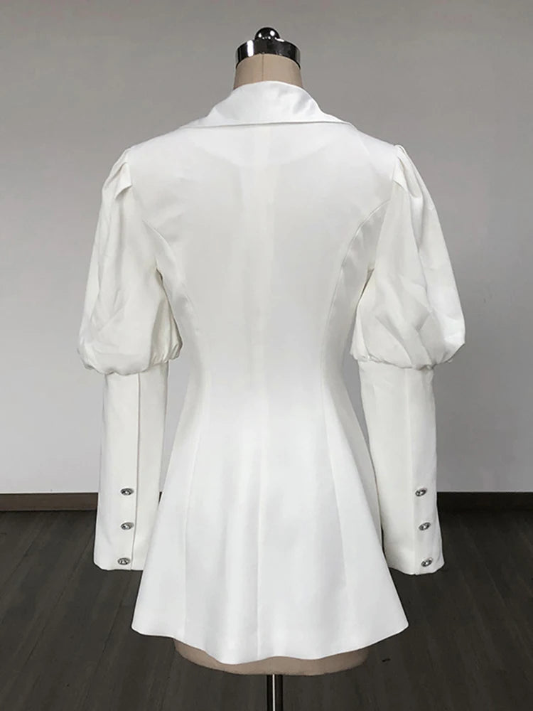 Vestido blanco con escote en V, botones y manga abullonada