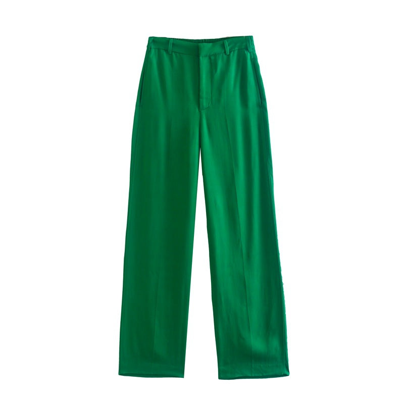 Conjunto de chaqueta con plumas y pantalón satinado