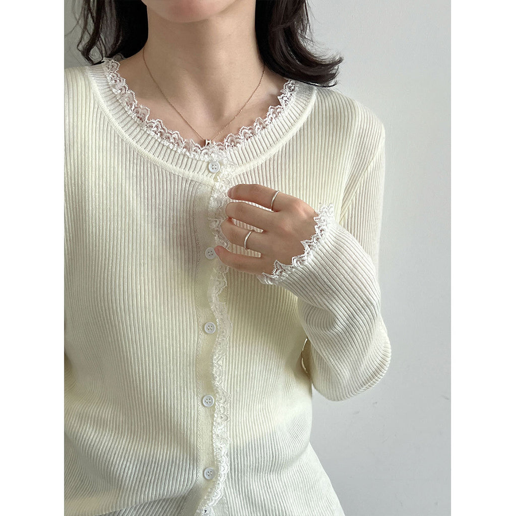 Conjunto de punto con top de escote en V y cárdigan de encaje