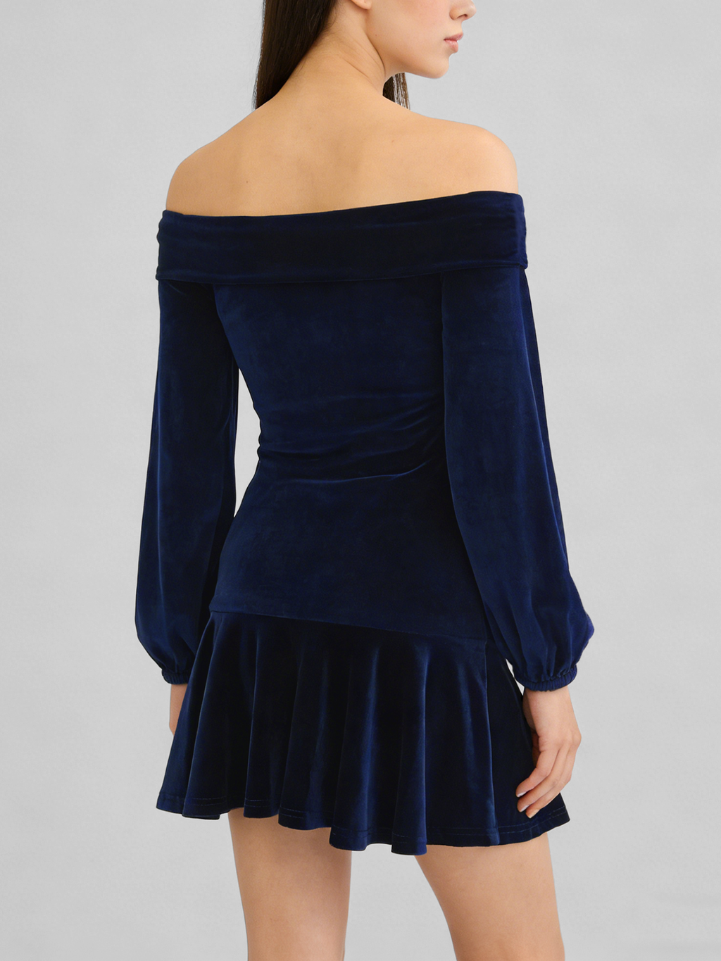Vestido de terciopelo con hombros descubiertos y manga farol