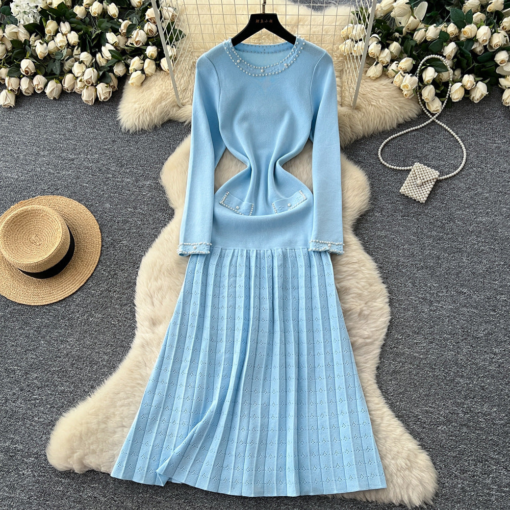 Vestido de punto plisado de manga larga con perlas