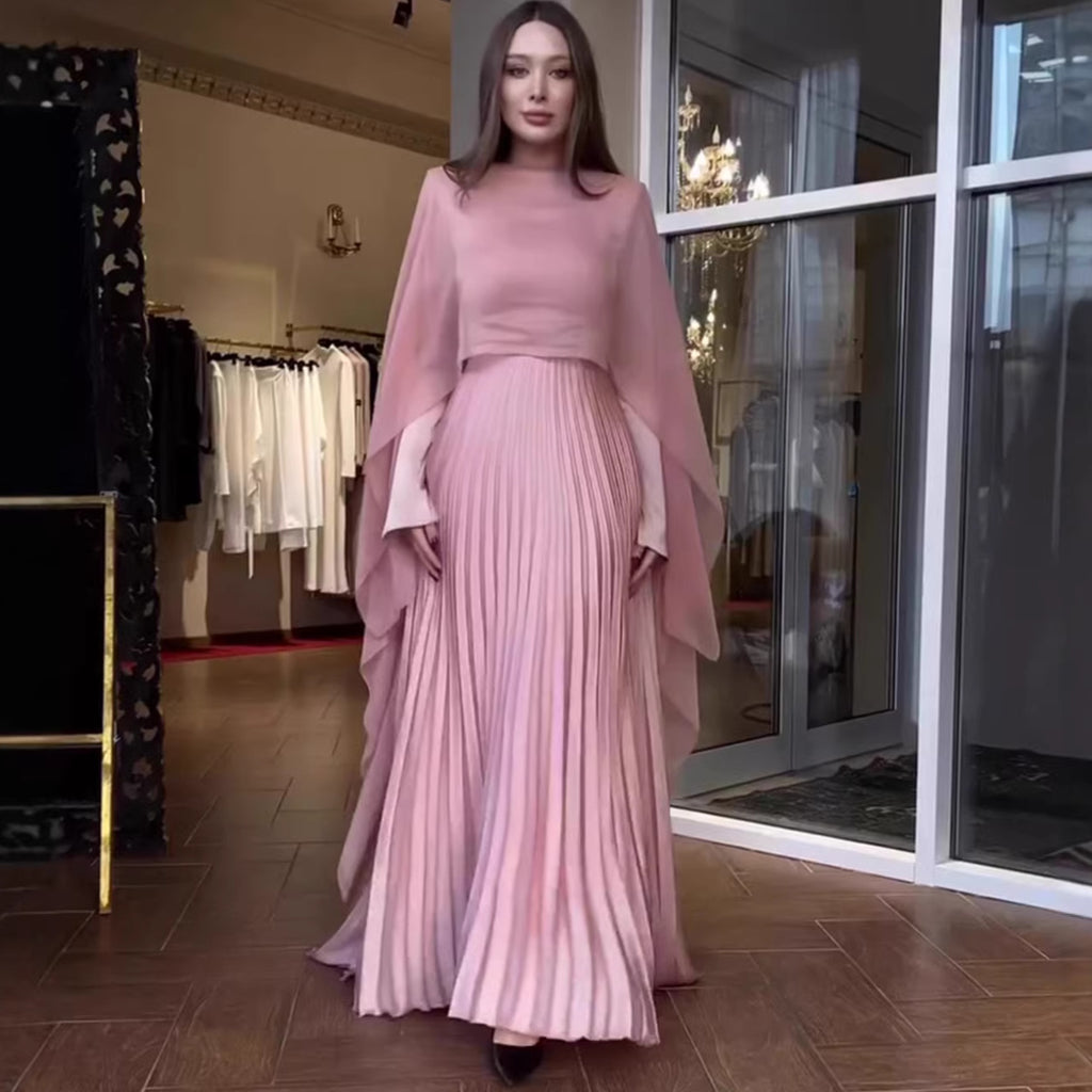 Vestido rosa plisado de manga larga con cintura entallada