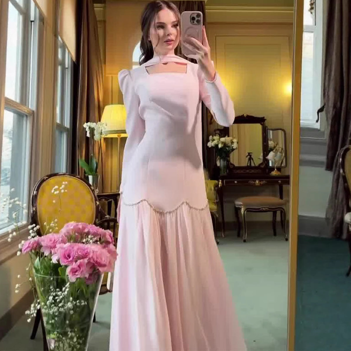 Vestido largo entallado con cinturón y detalles decorativos
