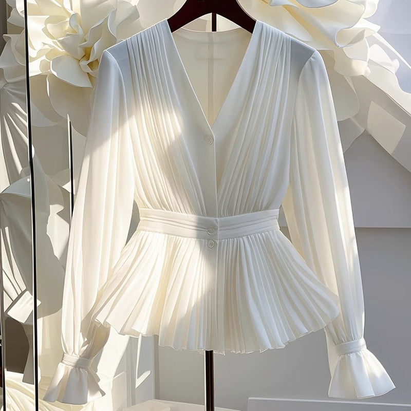 Blusa blanca de estilo francés con escote en V