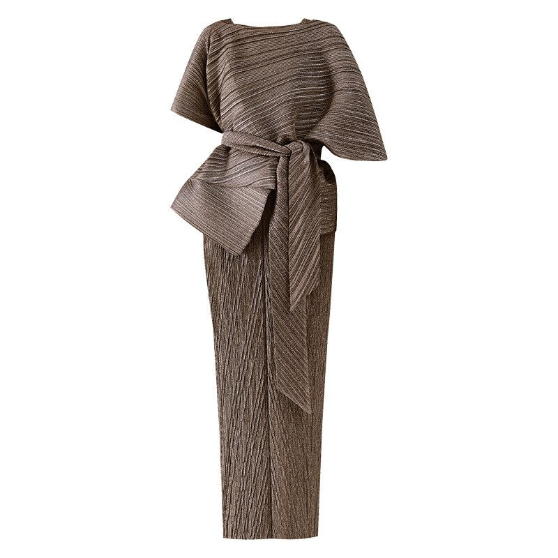 Conjunto plisado elegante de top de tirantes y falda larga
