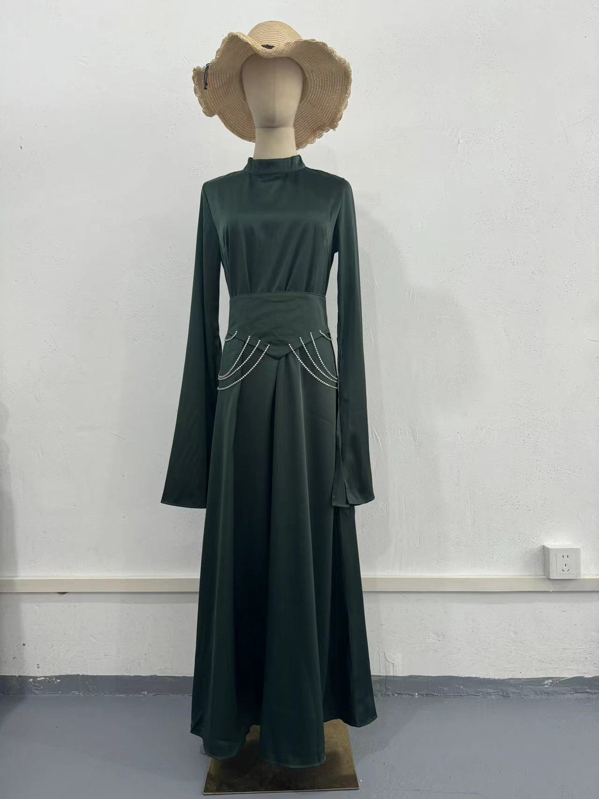 Vestido largo satinado de cuello alto y manga larga