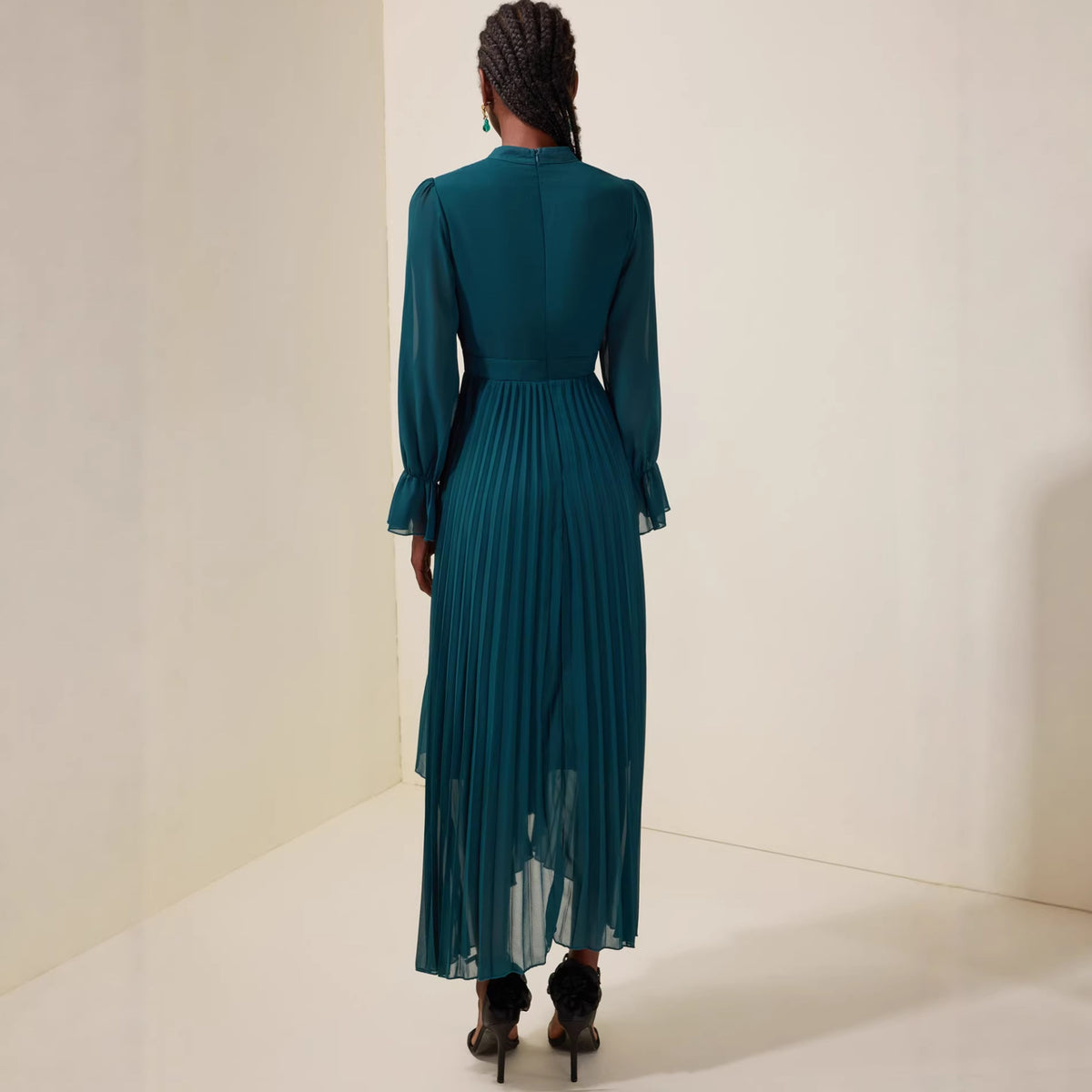 Vestido midi plisado de manga larga con cuello alto