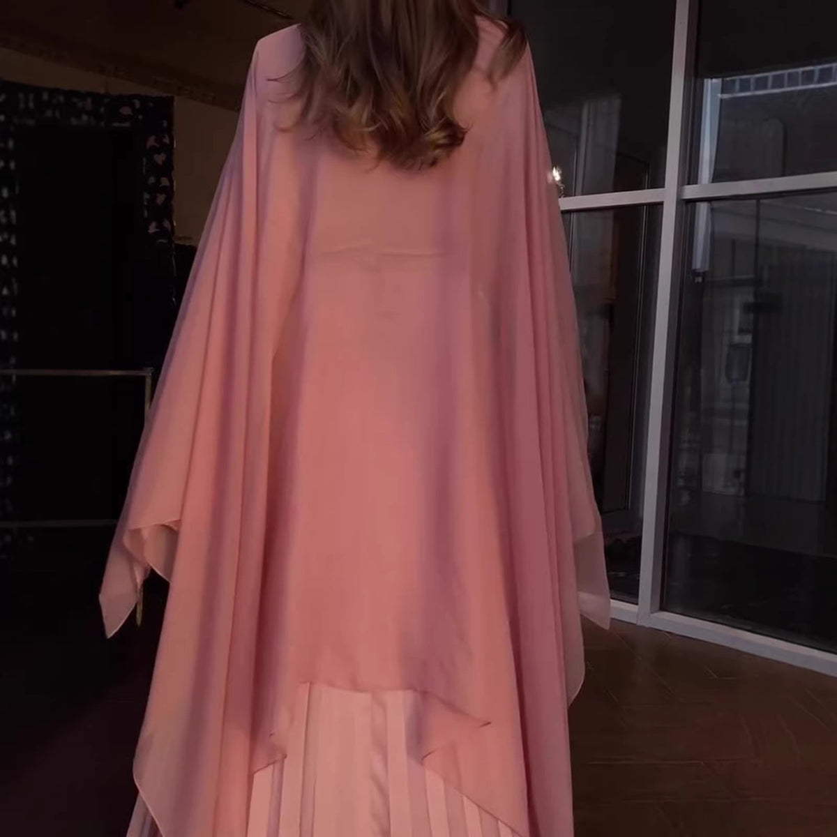 Vestido rosa plisado de manga larga con cintura entallada