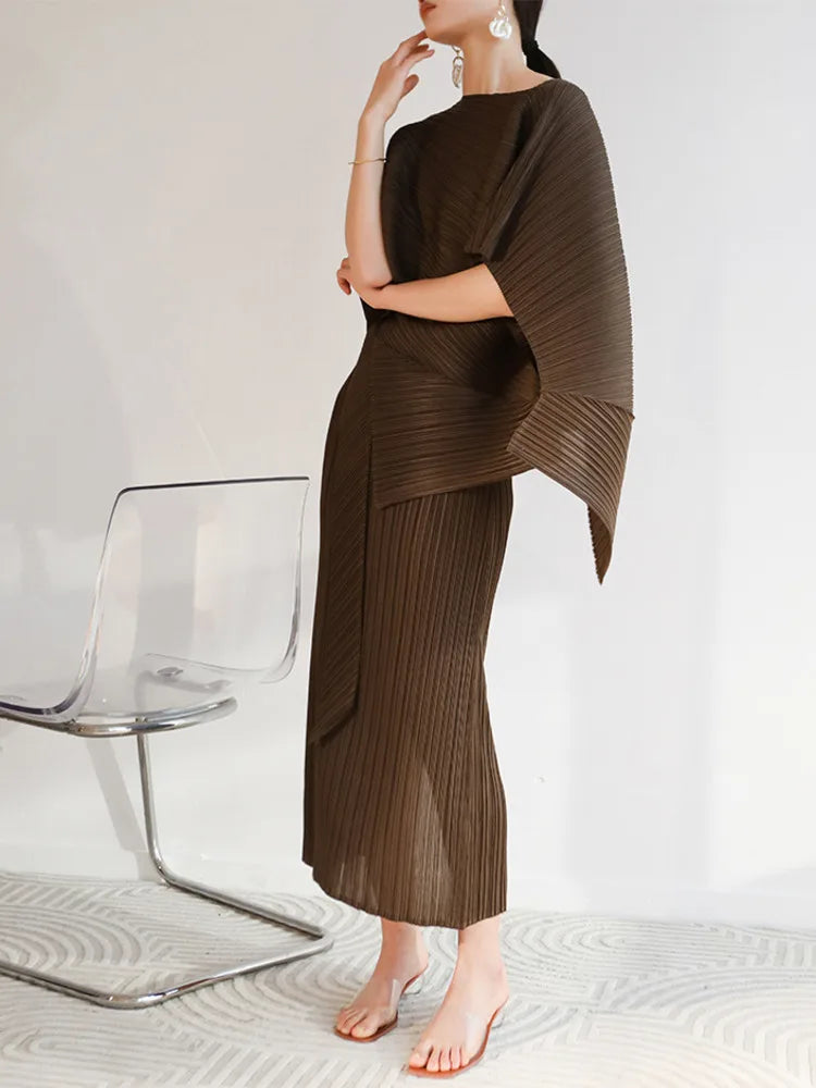 Conjunto plisado de vestido recto y chal asimétrico