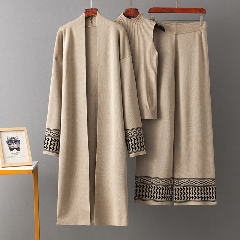 Conjunto de tres piezas con capa, top de punto y pantalón ancho