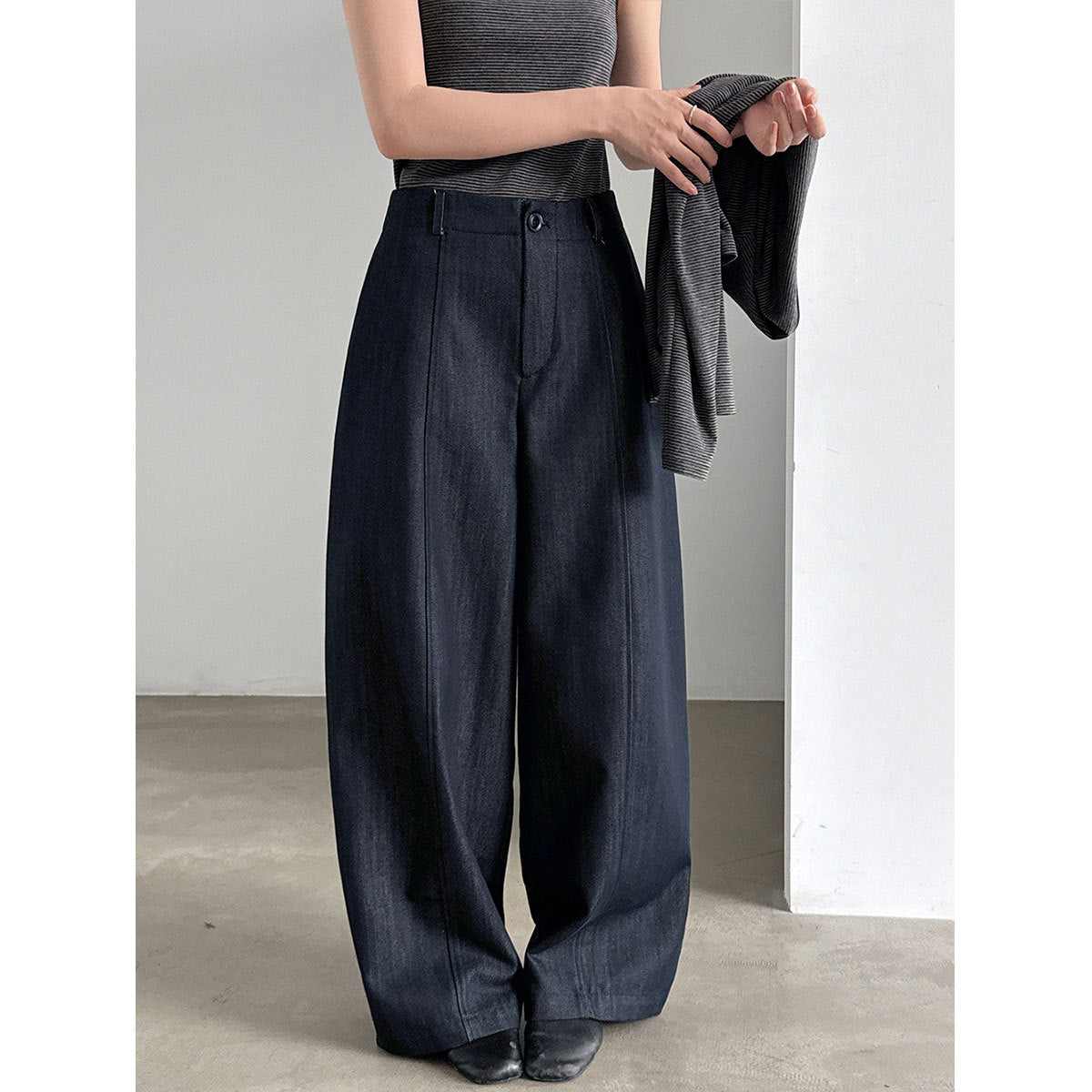 Pantalón ancho de cintura alta con caída fluida