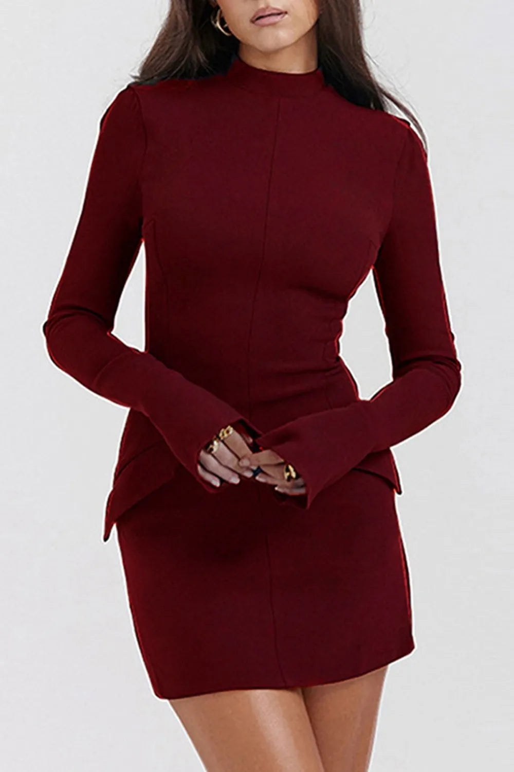 Vestido corto de manga larga con cuello alto