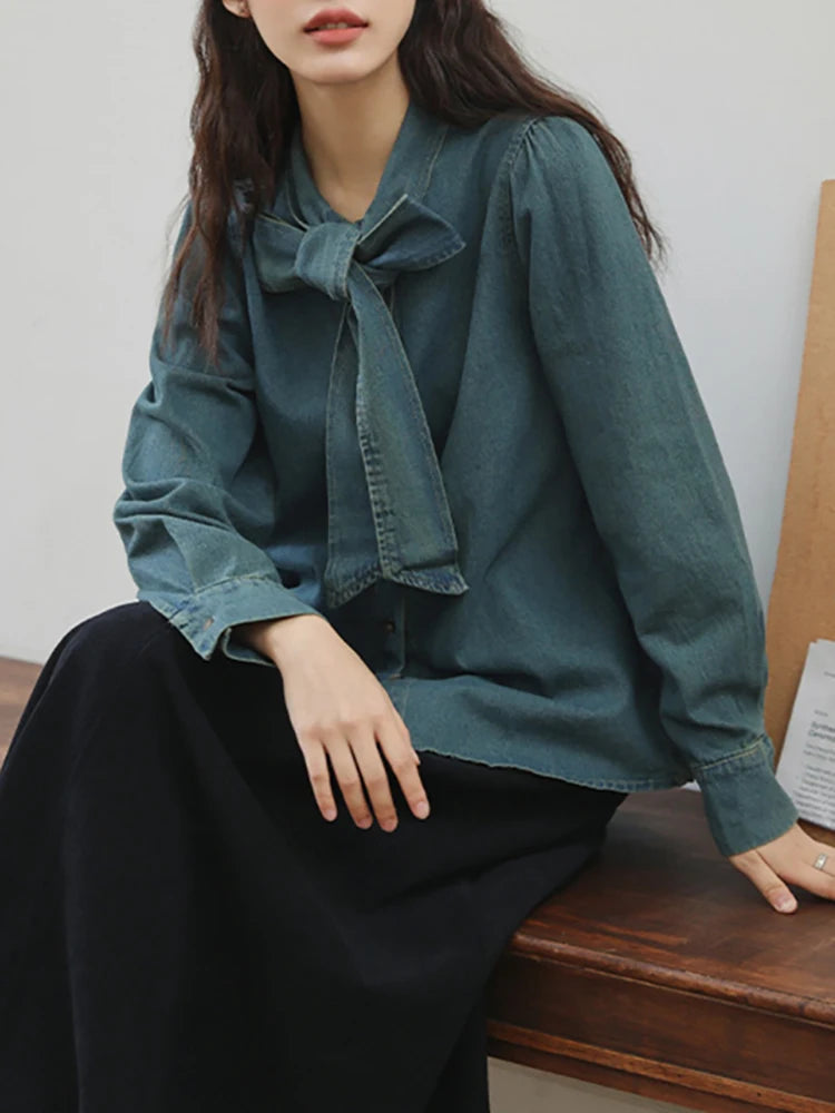 Blusa vaquera elegante con lazo