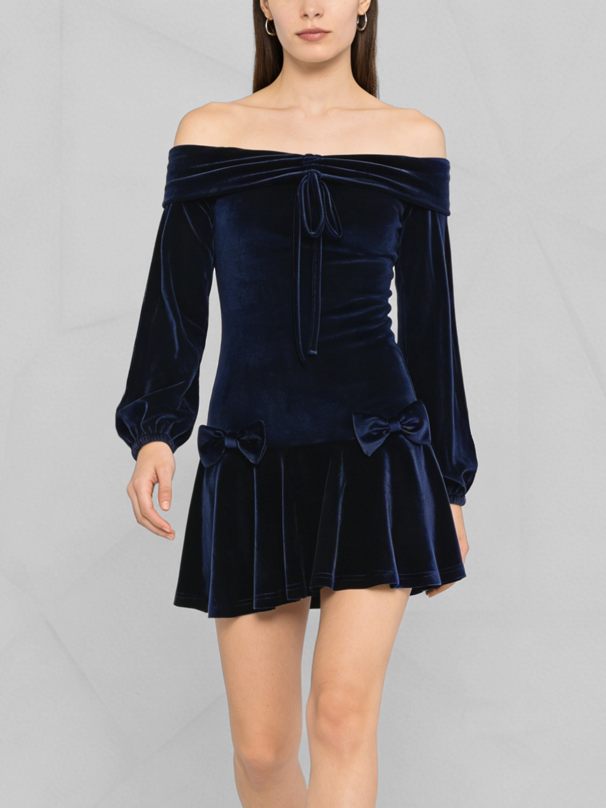 Vestido de terciopelo con hombros descubiertos y manga farol