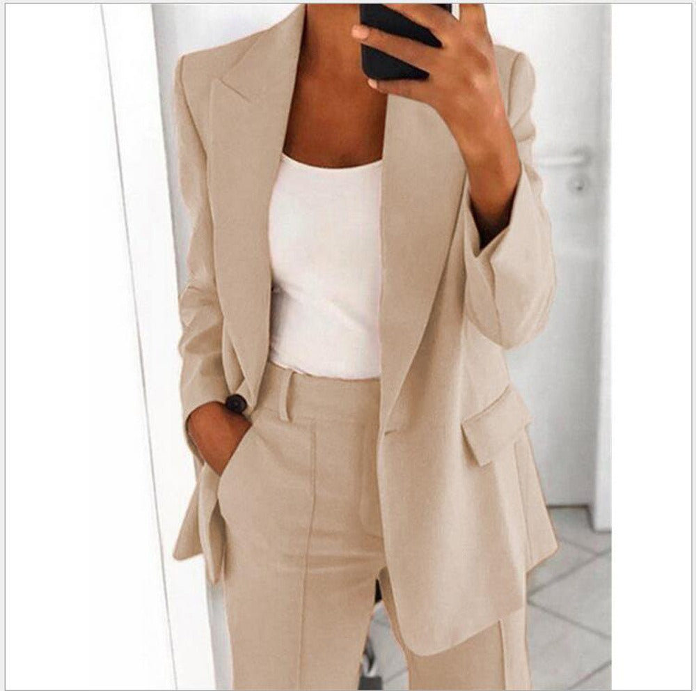 Conjunto elegante de blazer entallado y pantalón