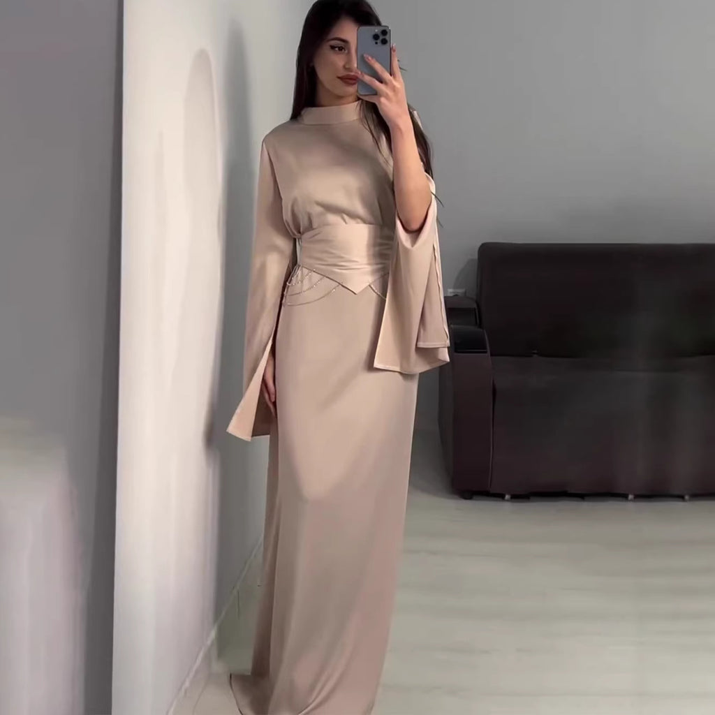 Vestido largo satinado de cuello alto y manga larga