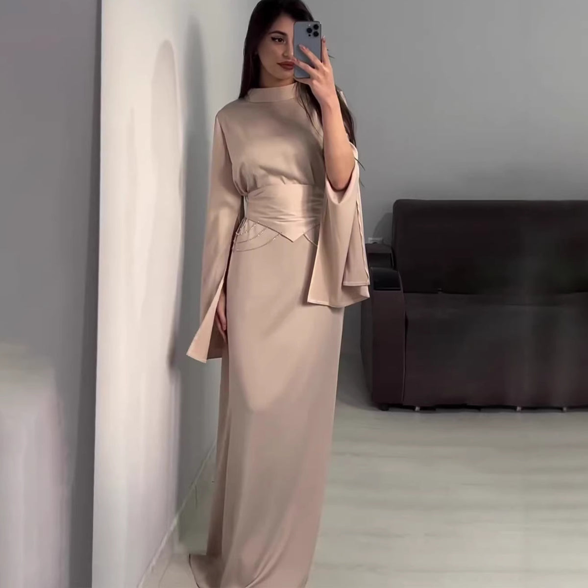Vestido largo satinado de cuello alto y manga larga