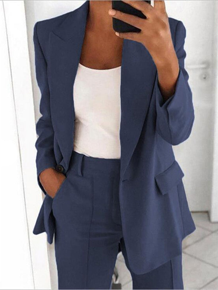 Conjunto elegante de blazer entallado y pantalón