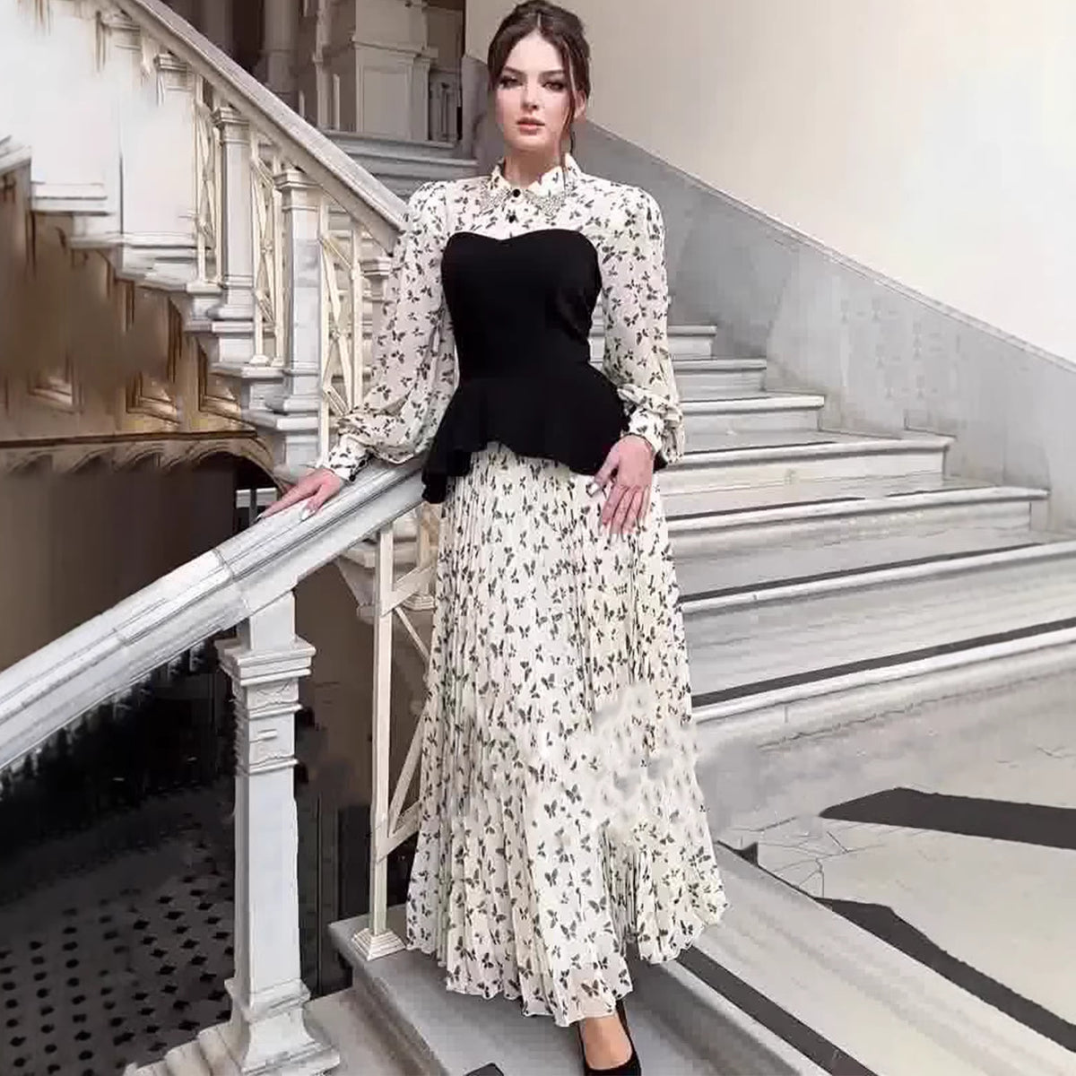 Vestido largo elegante con pedrería y escote cuadrado