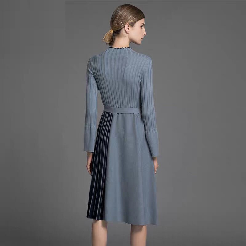 Vestido midi de punto a rayas con manga acampanada