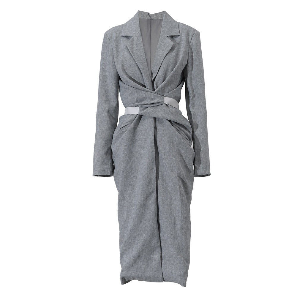 Vestido largo gris de manga larga con cinturón anudado
