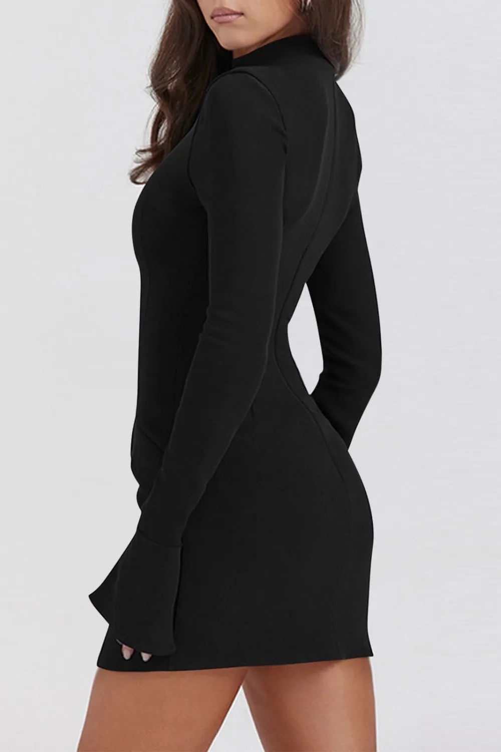 Vestido corto de manga larga con cuello alto