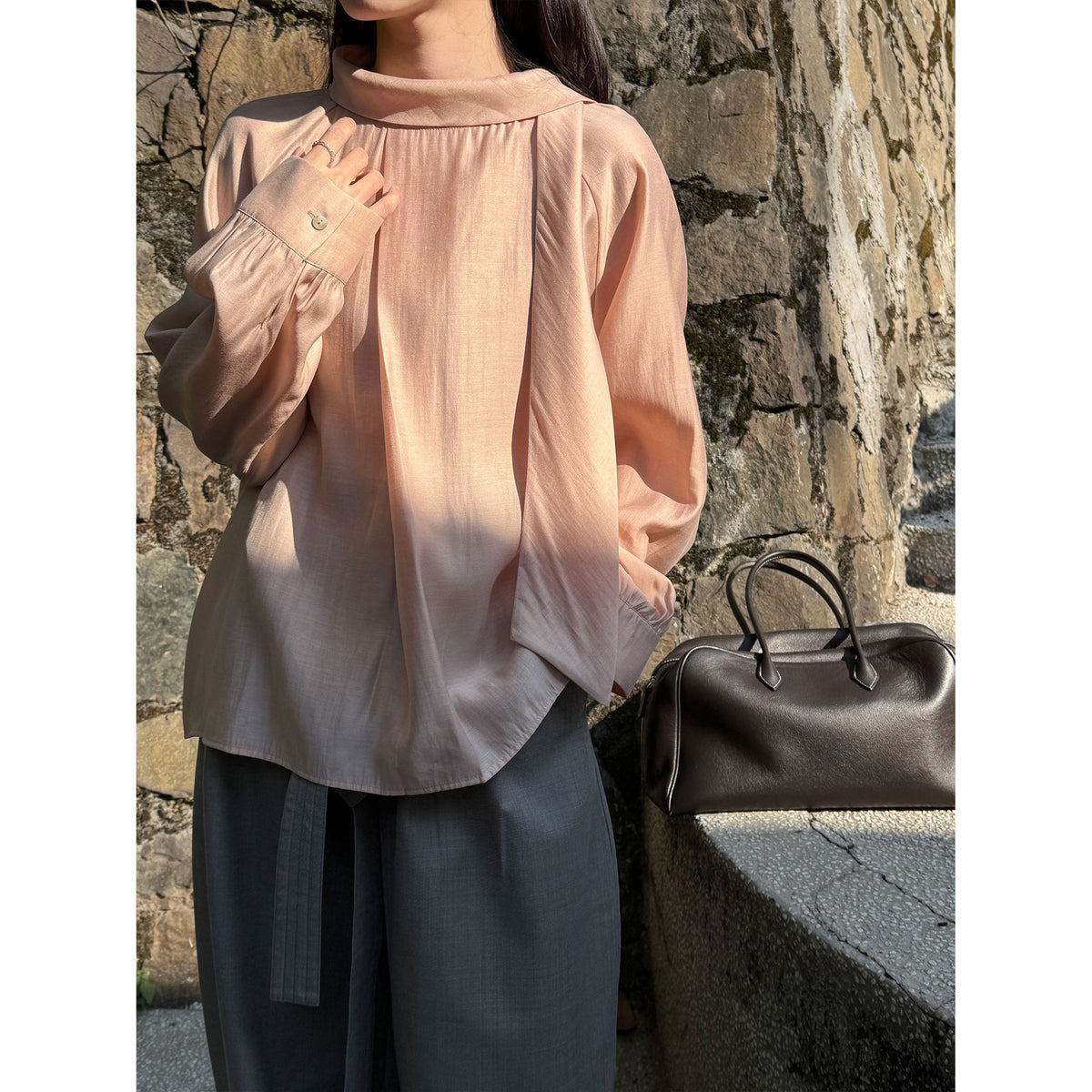 Blusa elegante de manga larga con cuello alto y lazo