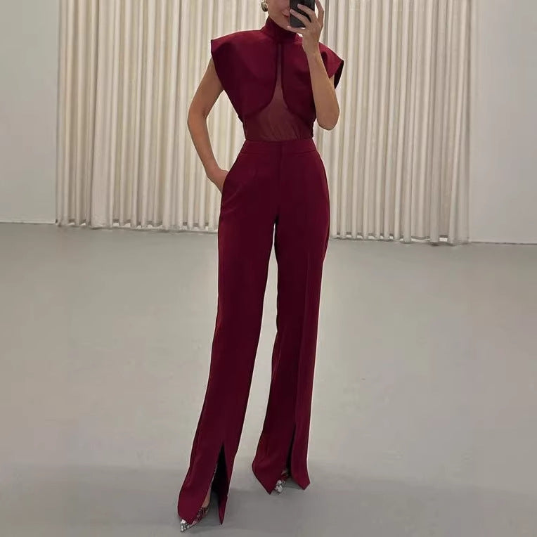 Conjunto burdeos de top de malla con cuello alto y pantalón con abertura