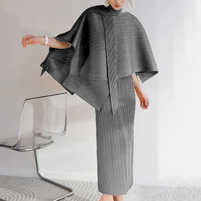 Conjunto plisado de vestido recto y chal asimétrico