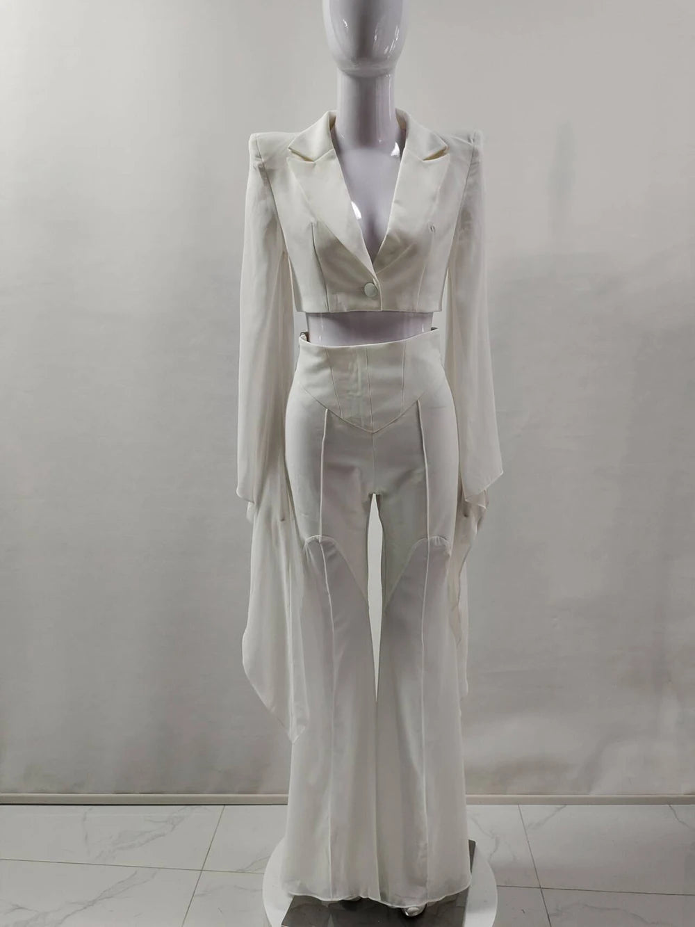 Conjunto de blazer y pantalón acampanado con transparencias