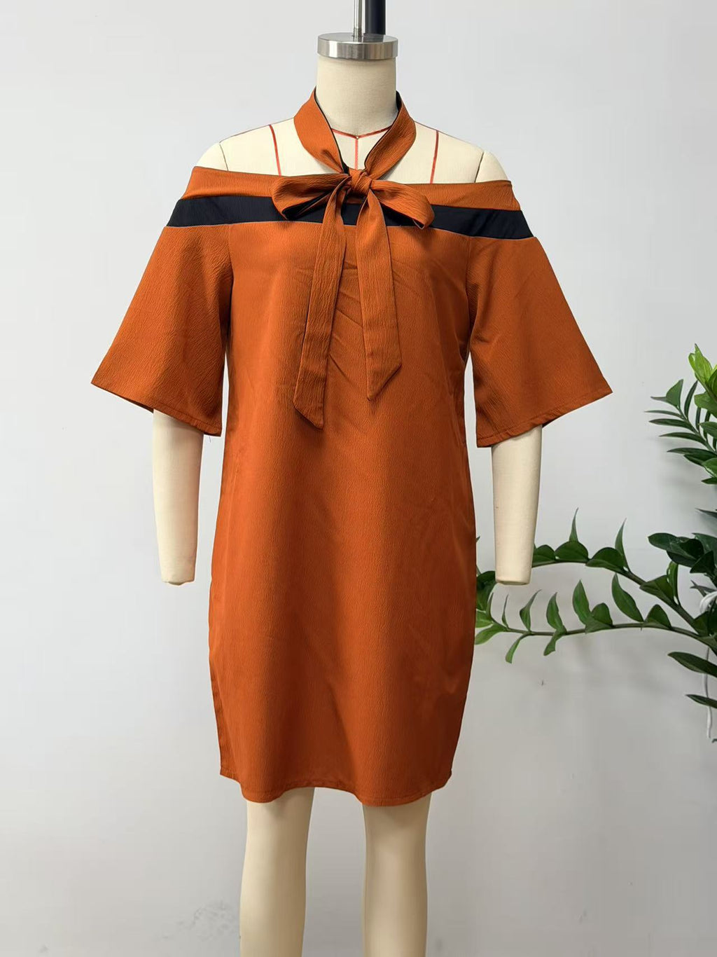 Vestido asimétrico con lazo en el escote