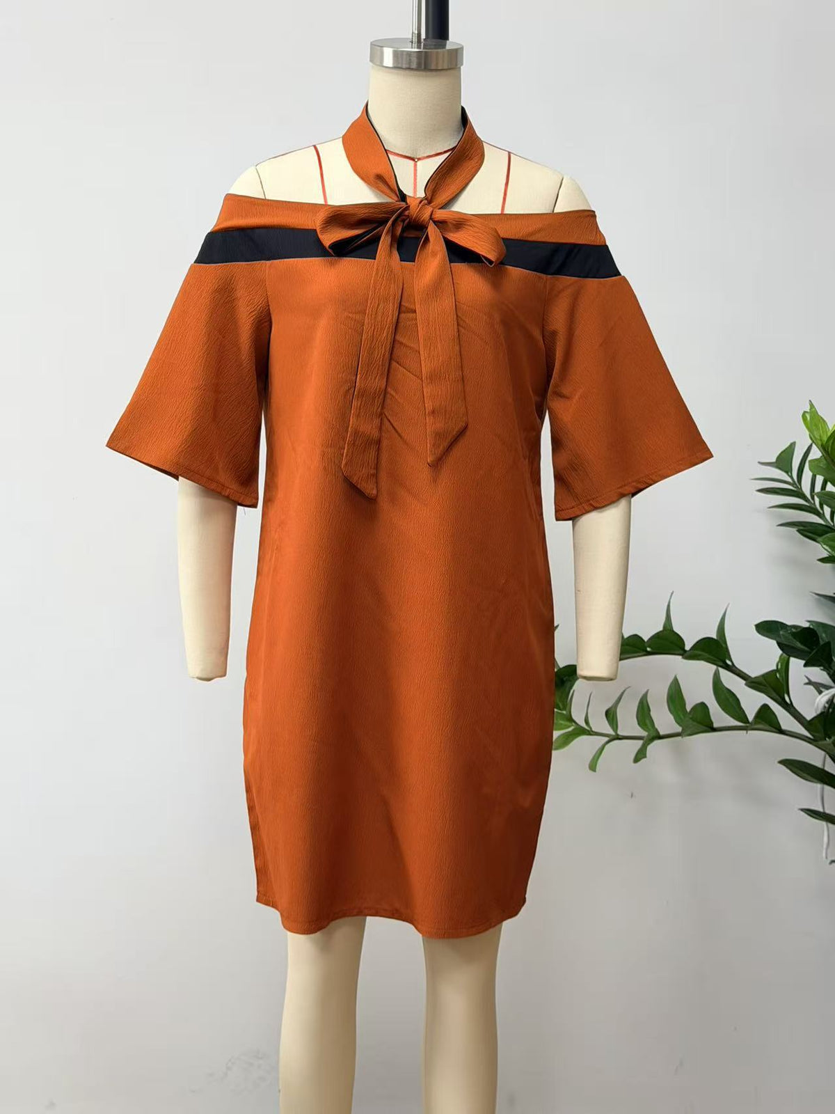 Vestido asimétrico con lazo en el escote