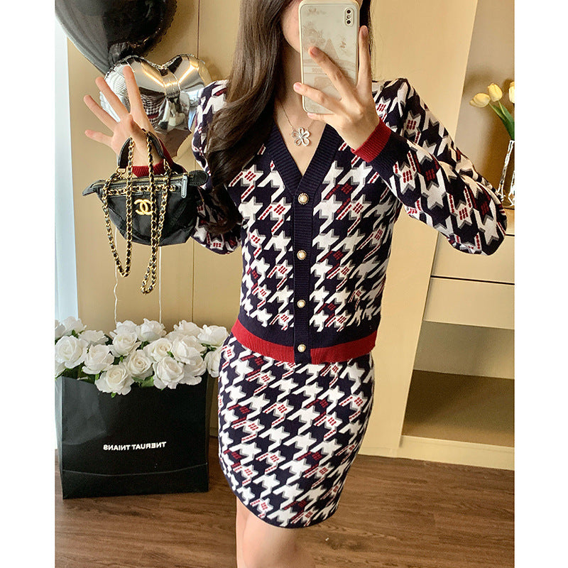 Conjunto azul de manga larga con escote en V y falda