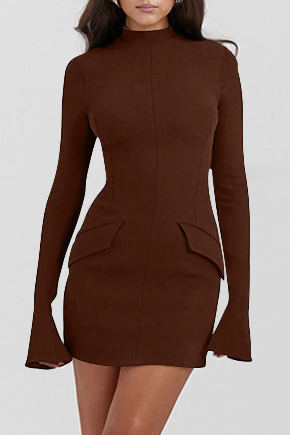 Vestido corto de manga larga con cuello alto