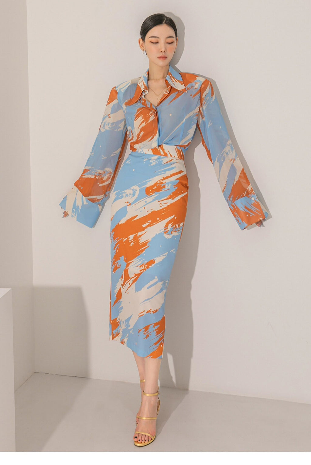 Conjunto estampado de blusa y falda midi recta