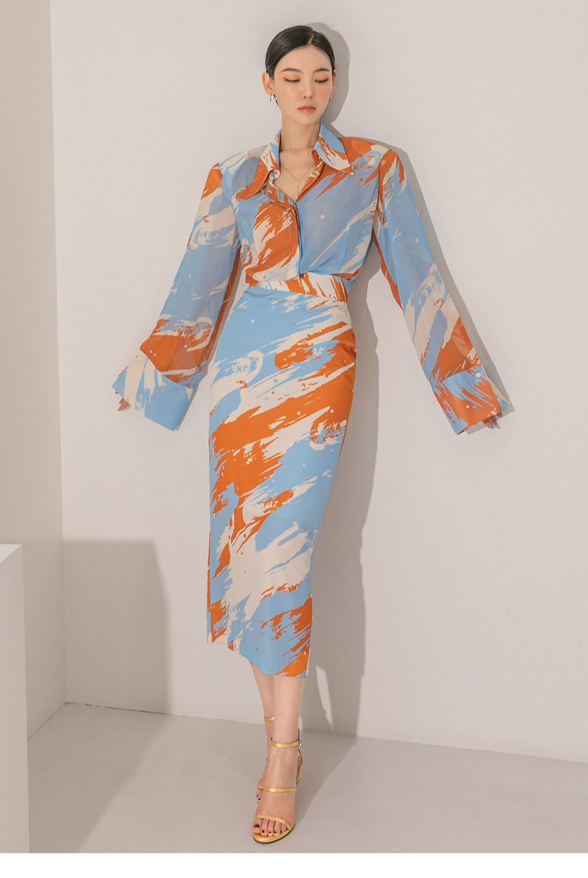 Conjunto estampado de blusa y falda midi recta