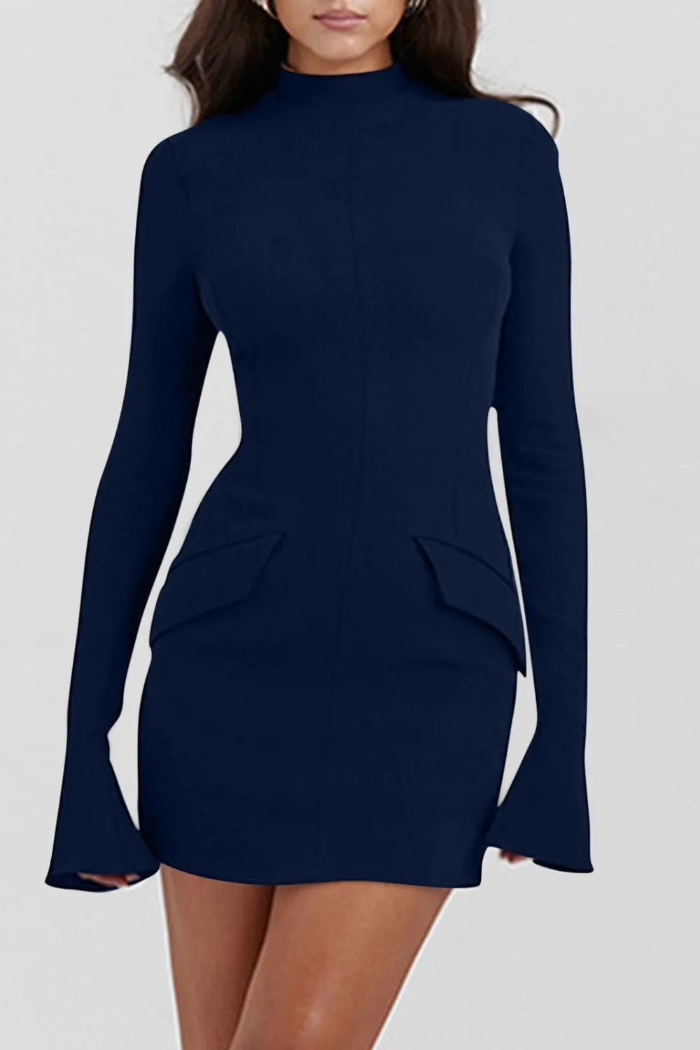 Vestido corto de manga larga con cuello alto