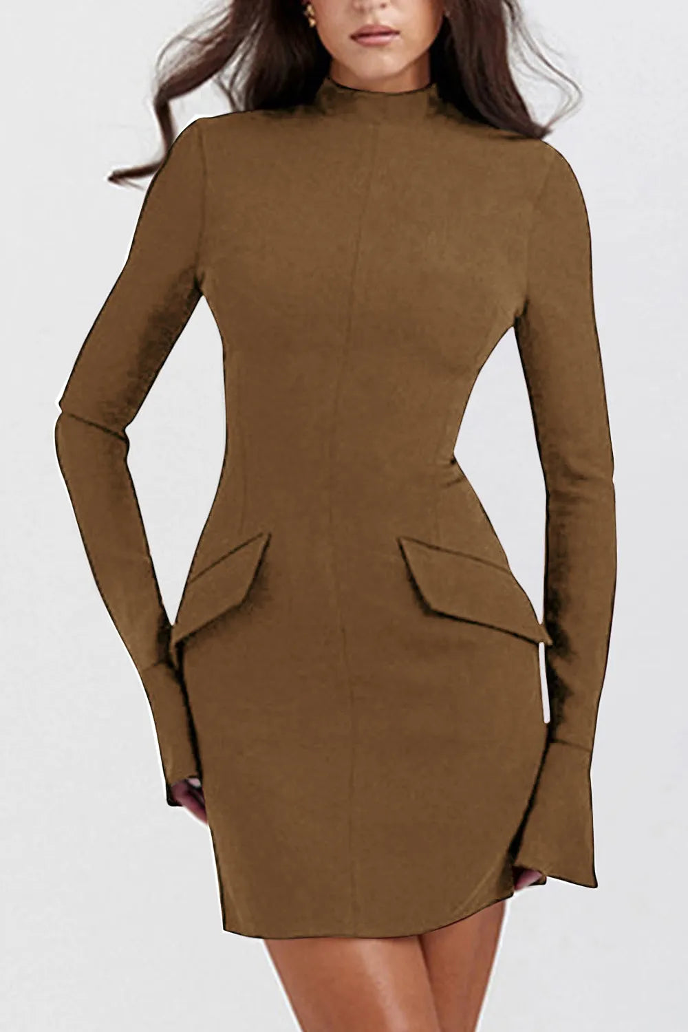 Vestido corto de manga larga con cuello alto