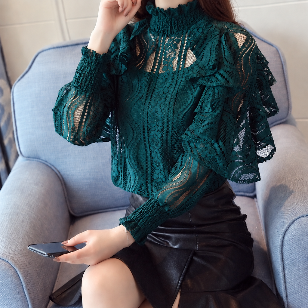 Blusa floral de encaje calado con volantes