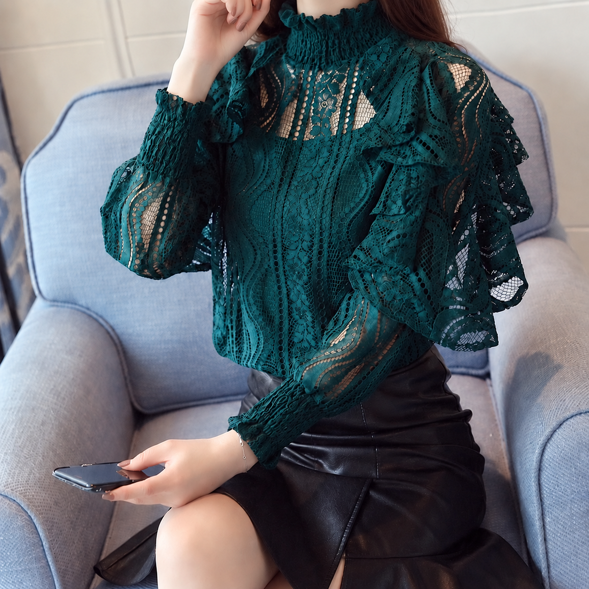 Blusa floral de encaje calado con volantes