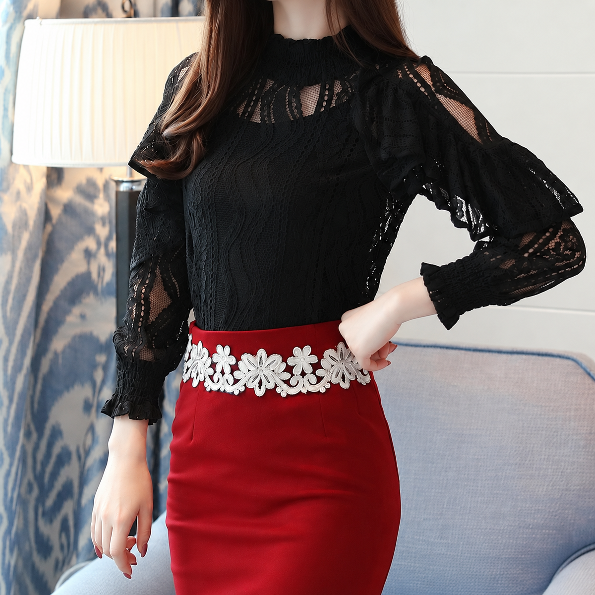 Blusa floral de encaje calado con volantes