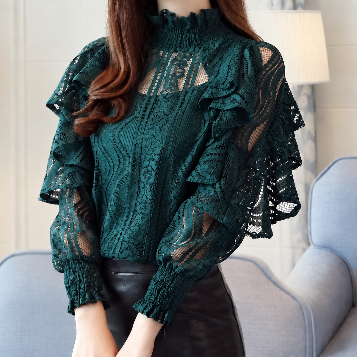 Blusa floral de encaje calado con volantes