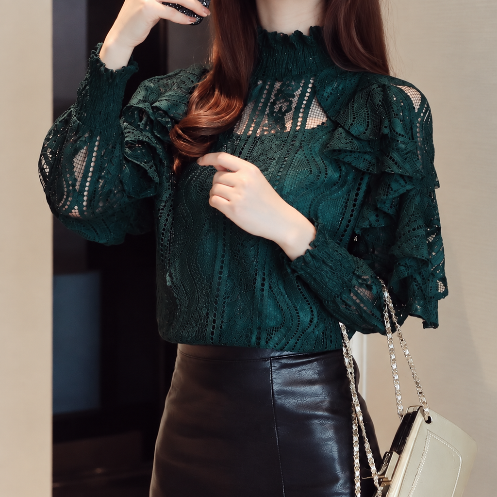 Blusa floral de encaje calado con volantes