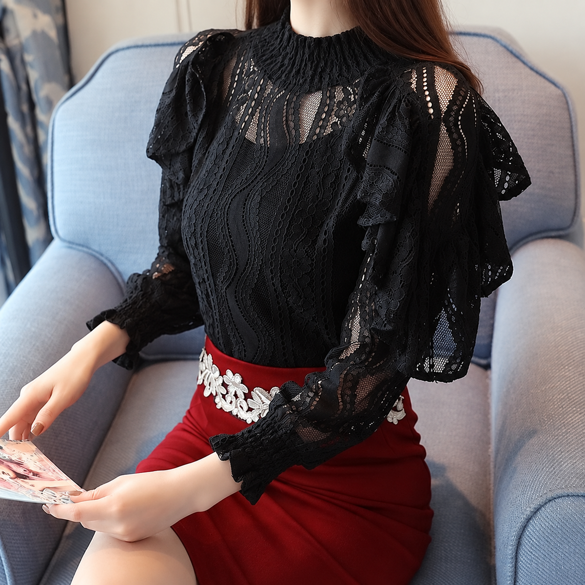 Blusa floral de encaje calado con volantes